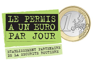 Une pièce de monnaie euro et un panneau "le permis un euro par jour".